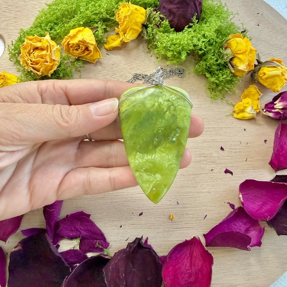 Handmade Serpentine Pendant Necklace - Picture 2 of 6